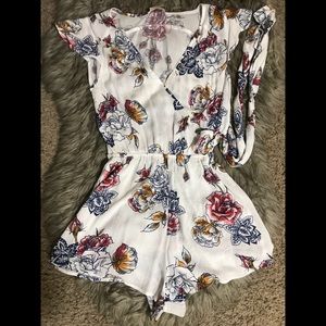 Laura’s boutique romper size small